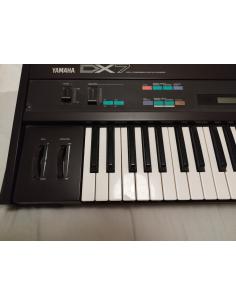 YAMAHA SYNTHE DX7 OCCASION PREMIERE VERSION AVEC ETUI ET CASSETTES D'ORIGINES RARE !