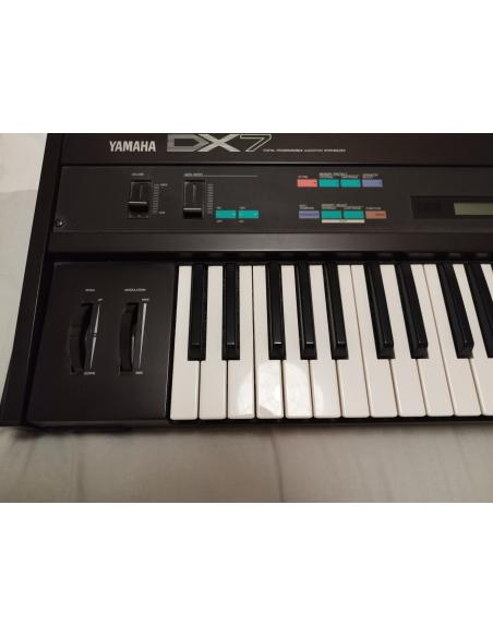 YAMAHA SYNTHE DX7 OCCASION PREMIERE VERSION AVEC ETUI ET CASSETTES D'ORIGINES RARE !