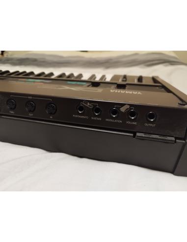 YAMAHA SYNTHE DX7 OCCASION PREMIERE VERSION AVEC ETUI ET CASSETTES D'ORIGINES RARE !