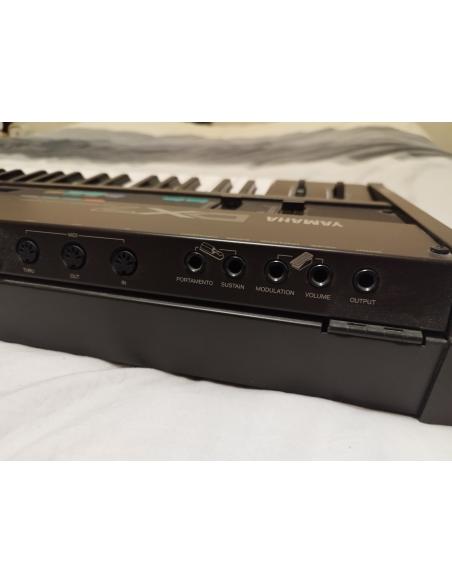 YAMAHA SYNTHE DX7 OCCASION PREMIERE VERSION AVEC ETUI ET CASSETTES D'ORIGINES RARE !
